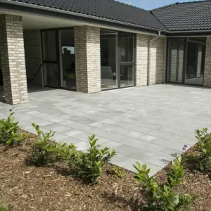 Færdig terrasse med 30x30 fliser – komplet terrasse pris og løsning