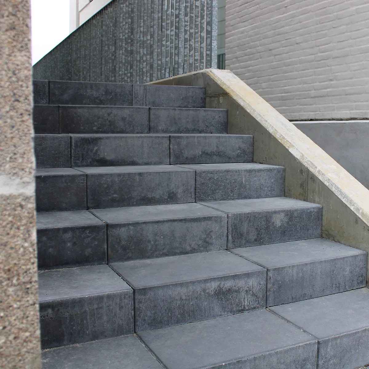 Trappetrin 60x40x15 cm sort/antracit lige kant Mørkt betontrappetrin til udendørs brug Udendørs trappe opbygget med betontrappetrin Betontrappetrin med lige forkant i sort/antracit